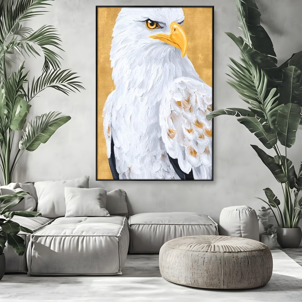 Tablou canvas cu tablou canvas cu vultur alb, in rama de aluminiu negru, pe perete intr-un living
